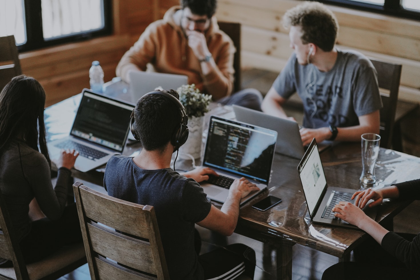 Controlla software engineering team collaborating in the office